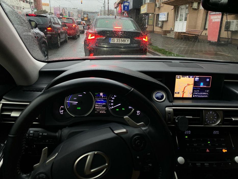 Lexus IS300h avariat doar fata dreapta
