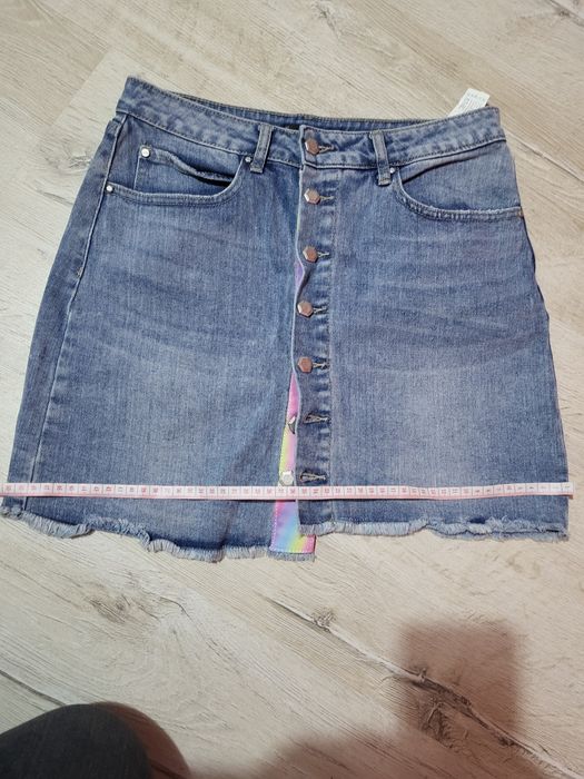 Fusta de blugi cu nasturi în față