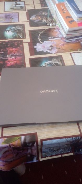 Lenovo ноутбук яхши ҳолатда. Тез ишлайди, SSD хотираси бор, батареяси