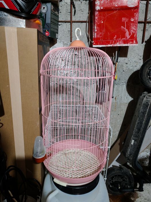 Продавам два броя клетки за птици в много добро състояние. Подходящи с