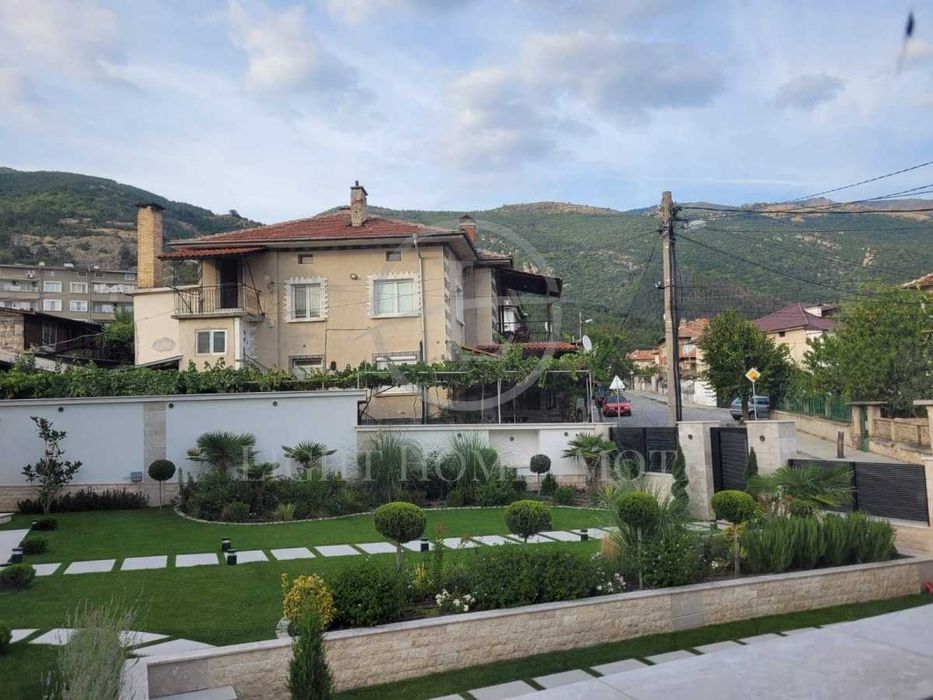 Продава се Етаж от къща в Карлово - 220 кв.м за 1000 €/кв.м - Снимка #2