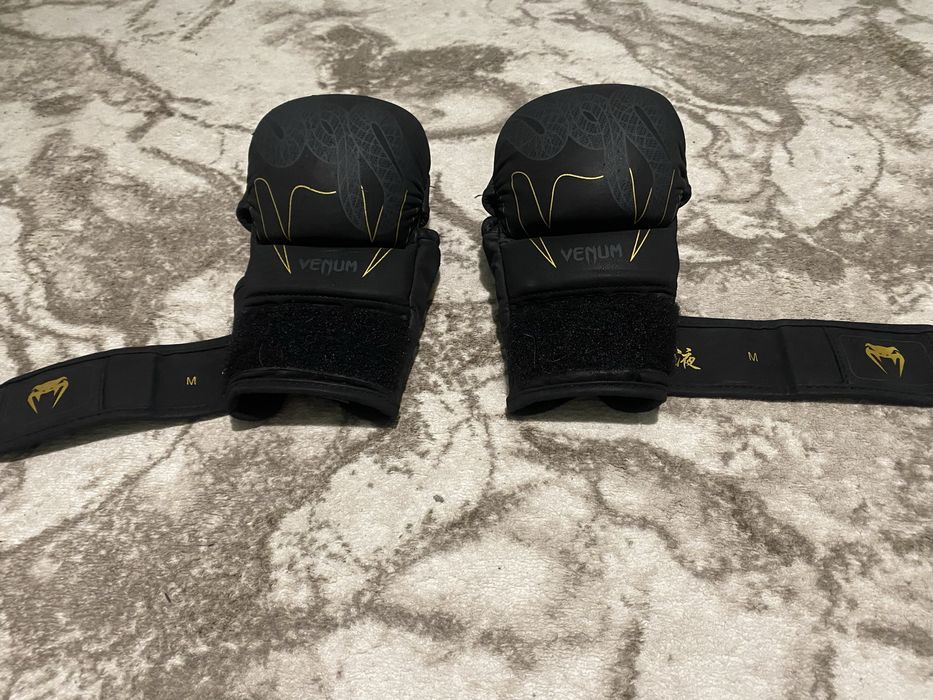 MMA РЪКАВИЦИ - Venum - Serpenti MMA Sparring Gloves - Black/Silver/Gold