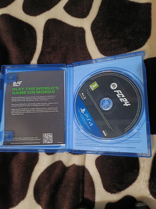 PS 4 pro cu fifa 24 și o consolă