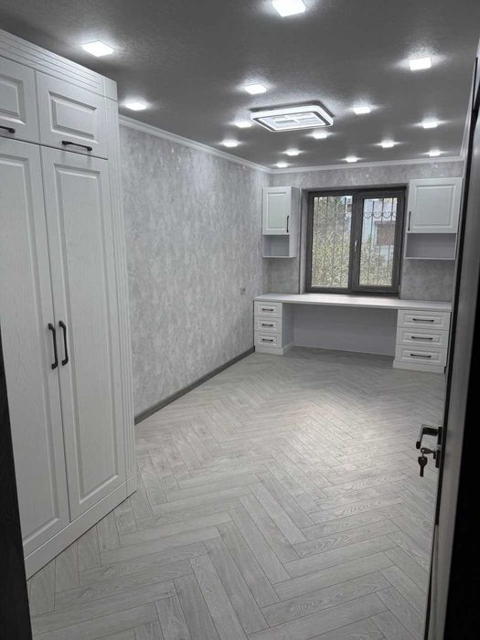 Микрорайон. Продается 4-х комнатная квартира, 2-й этаж, новый ремонт.