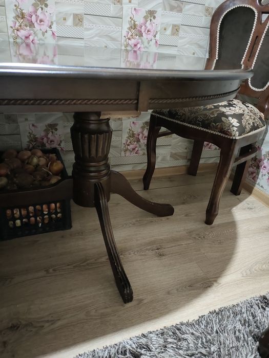 Комод с зеркалом . Стол.