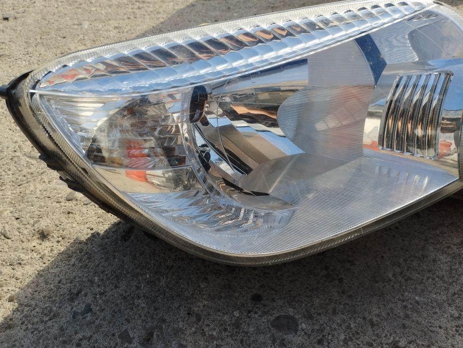 Десен xenon фар за Skoda Yeti 2009-2013