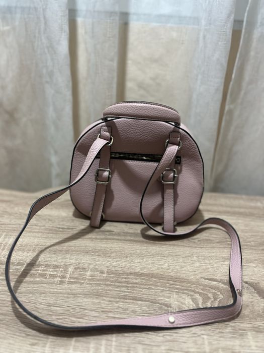 Розова/черна чанта на марката Guess