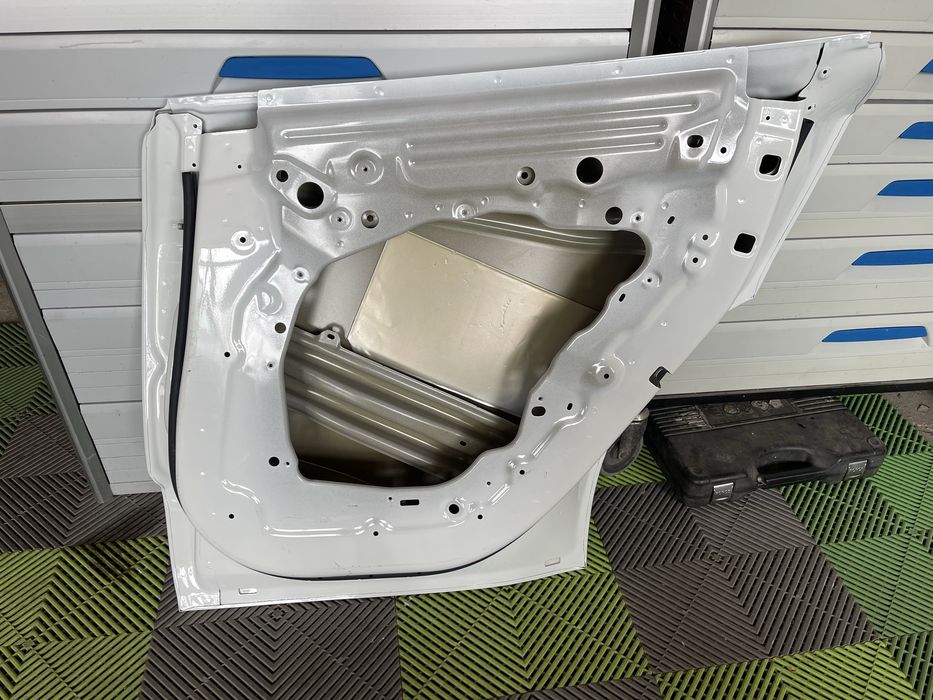 Tesla model Y врата