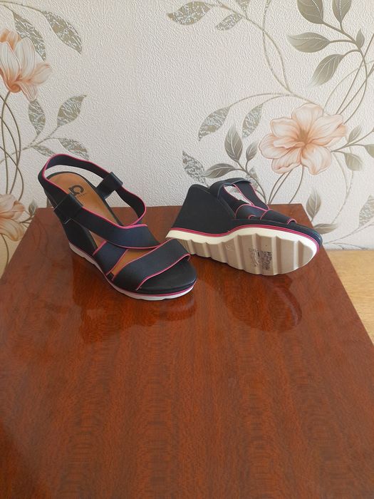 Продам босоножки, новые р.36