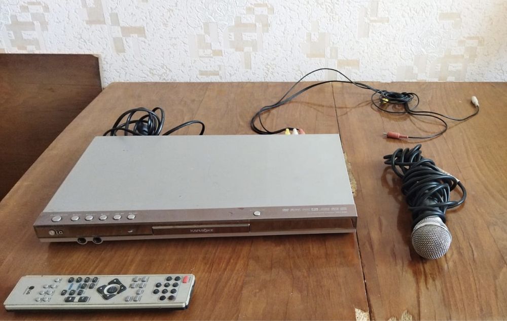 Продам dvd караоке с пультом, микрофоном. Все работает. Lg марка.