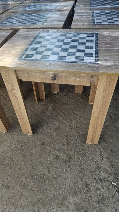 Шахматный стол с фигурами