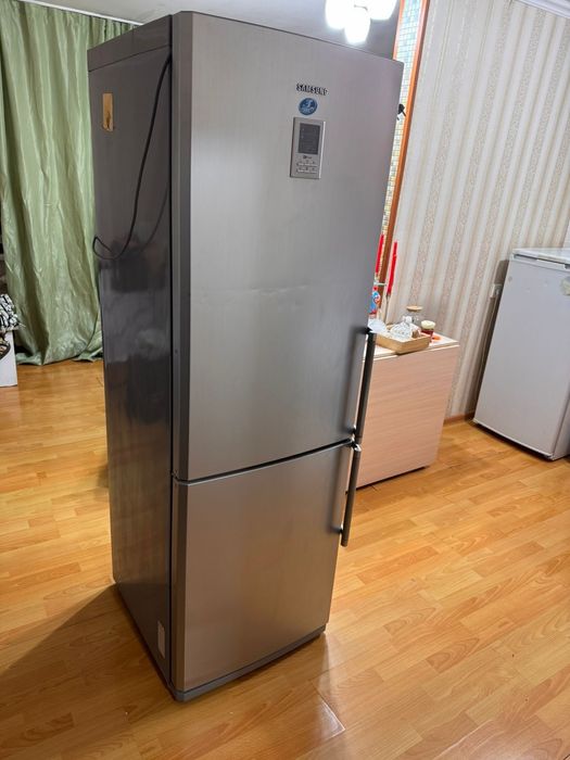 Продаётся холодильник  Самсунг.