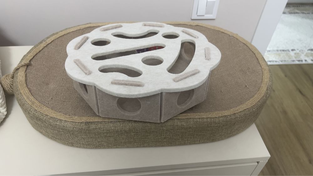 Лежак для кошек и игрушка