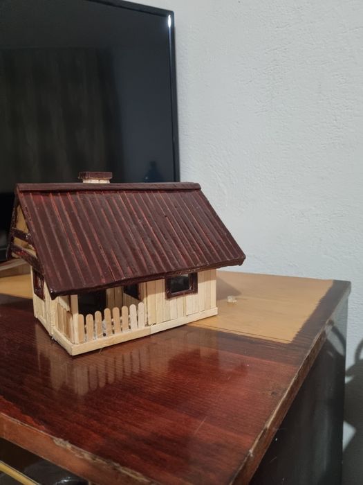 Vând  Miniaturi din lemn lucrate manual