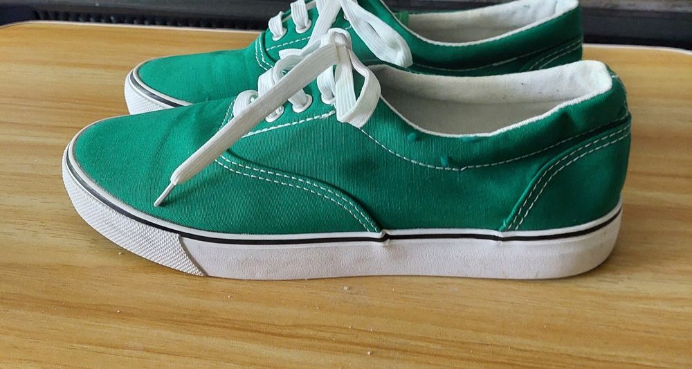 Дамски спортни кецове. Приятно зелени на цвят.