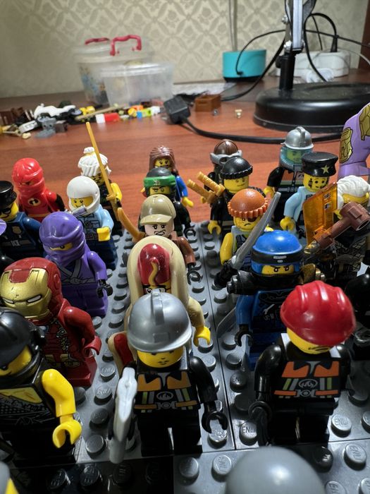 Продам человечков лего