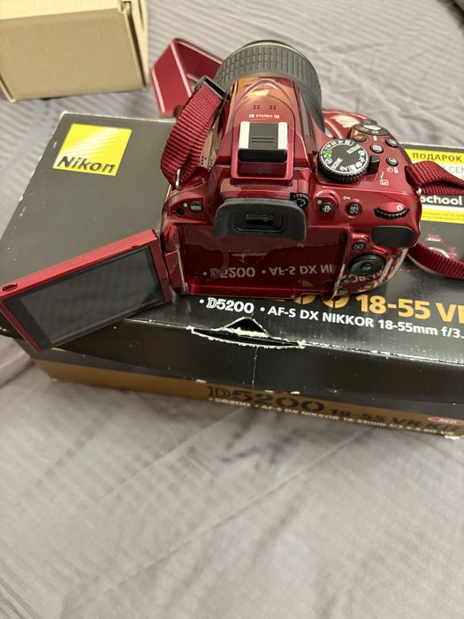 Nikon D5200 + 18–55 VR (красный)