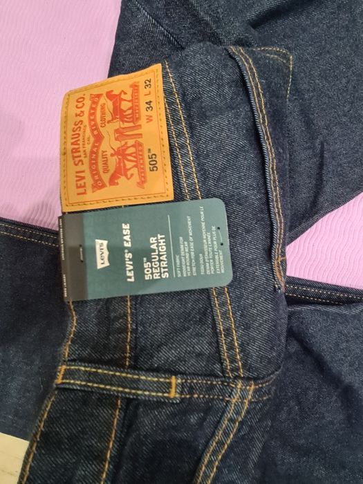 Джинсы и куртка Levi's.