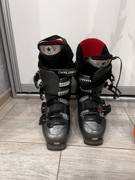 Продается комплект лыж с ботинками