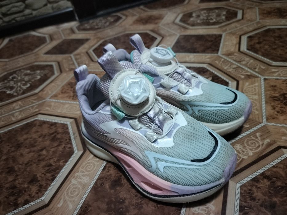 Продам детские кроссовки размер 28