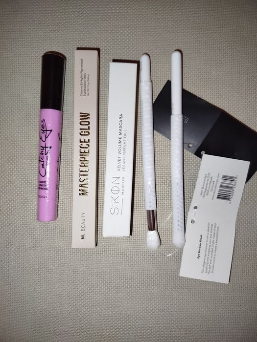 Нов комплект козметика