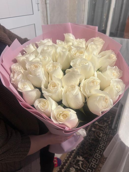 Гүл сатылады. Б.Момышұлы