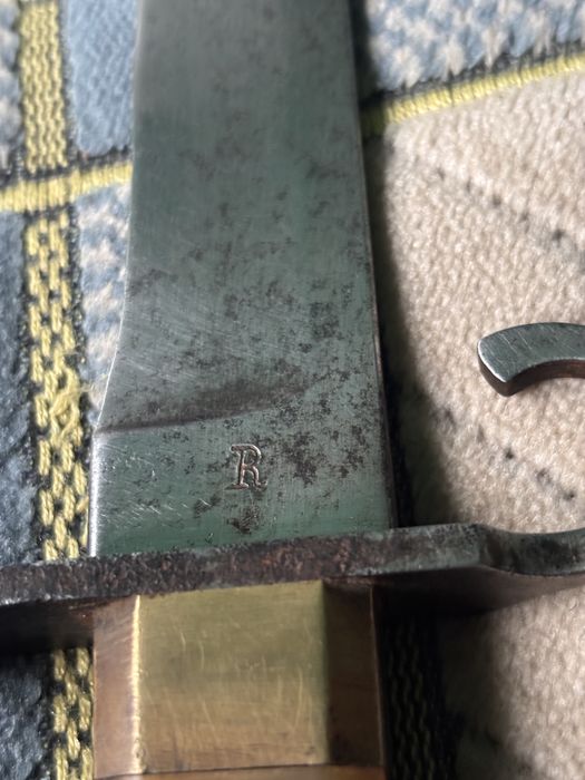 Ofer spre vanzare cuțit vechi de colectie.