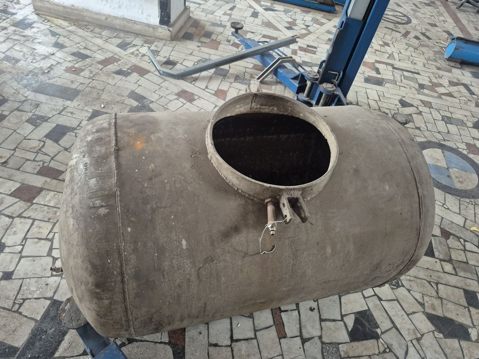 Продам 2 бочки алюминиевые.