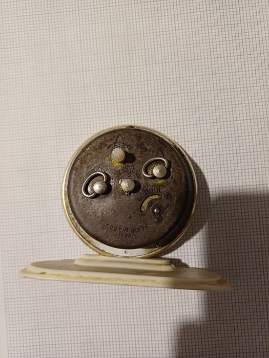 Ceas de masă in stare de functionare