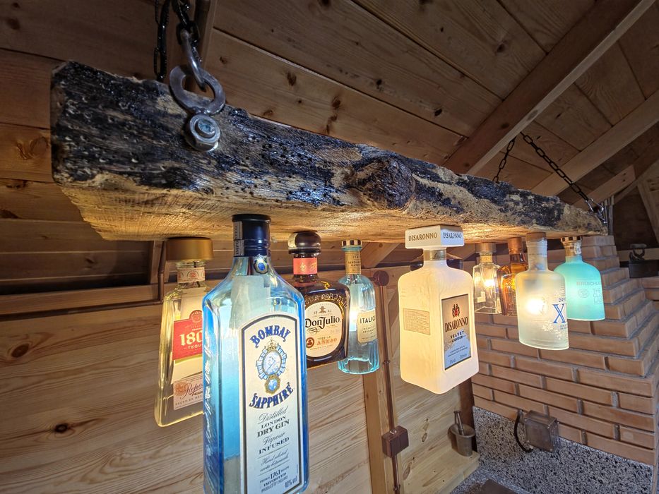 Lustră rustică handmade din grindă veche de lemn masiv