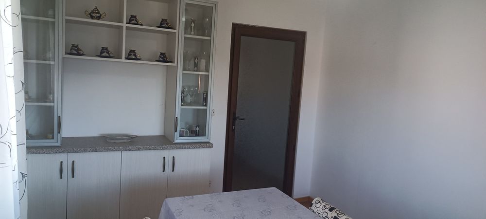 Închiriez apartament la casa cu intrare separat