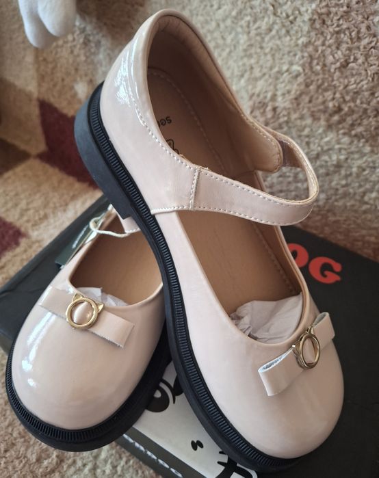 Туфли на девочку.