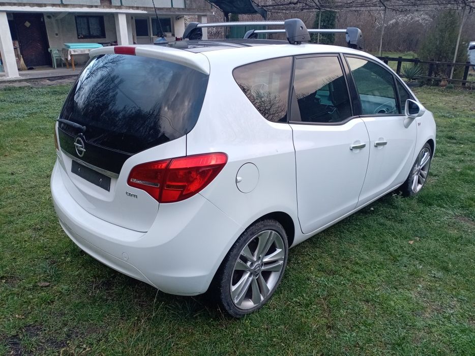 Продавам Опел мерива б 2011г на части