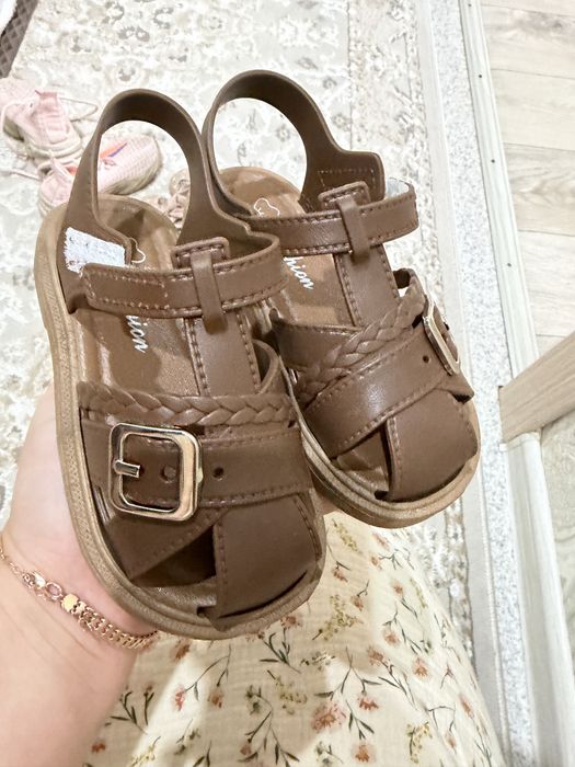 Продам детскую  обувь