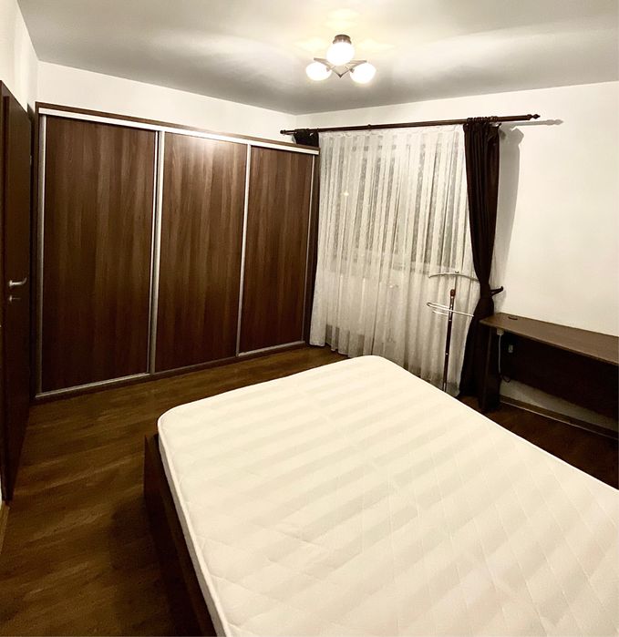 Inchiriez apartament cu 2 camere, cu parcare