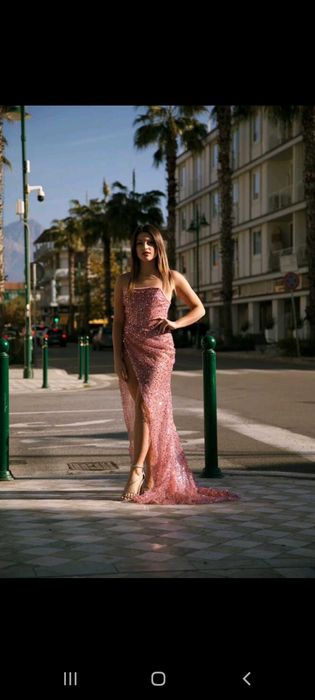 Rochie lunga cu trena si paiete