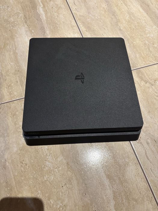 PS 4 Slim в отлично състояние