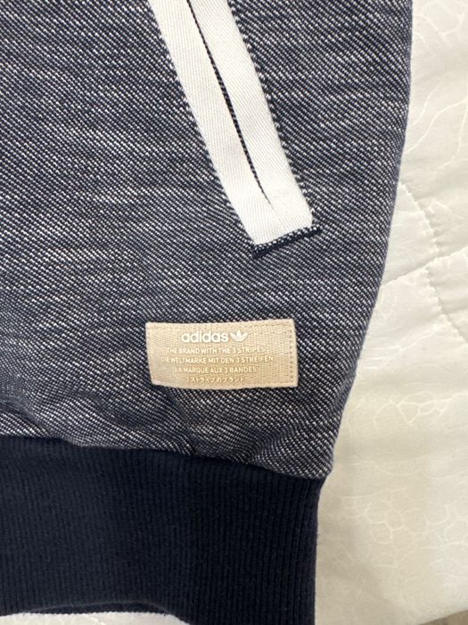 Продам спортиный костюм адидас