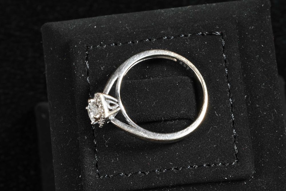 Пръстен Бяло Злато 750 (18к) 17 диаманта, централен 0.25, Размер 53.5