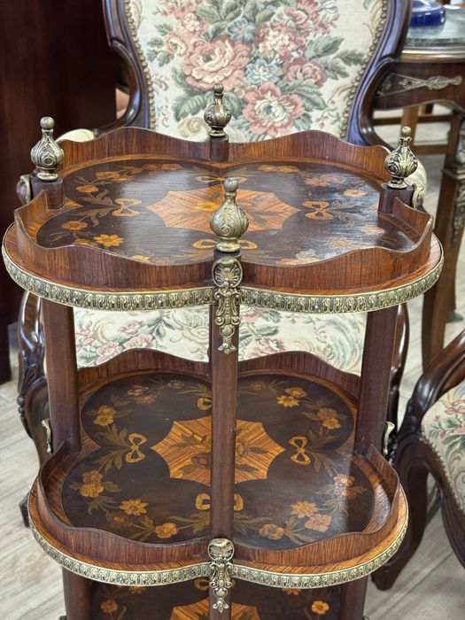 Masuta-etajera din lemn cu intarsii si elemente bronz