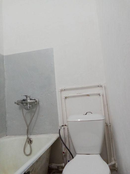 12000 у.е . г Чирчик. Бывщ . Общ. 1-эт. Туалет, ванна, мойка, внутри