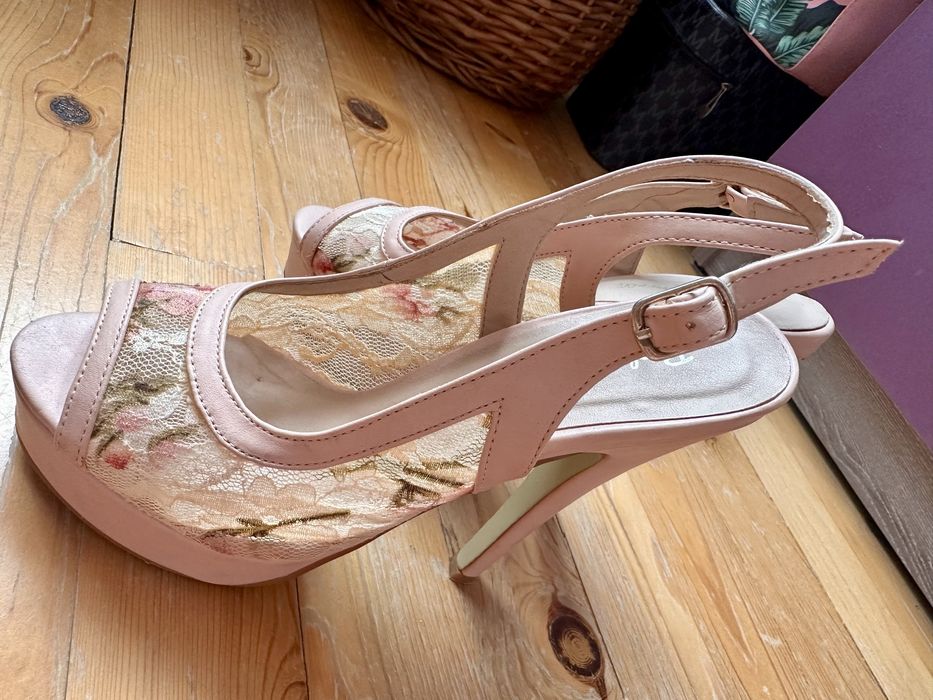 Два чифта обувки