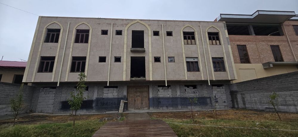 Qurulishi bitmagan Mehmonxona sotiladi.