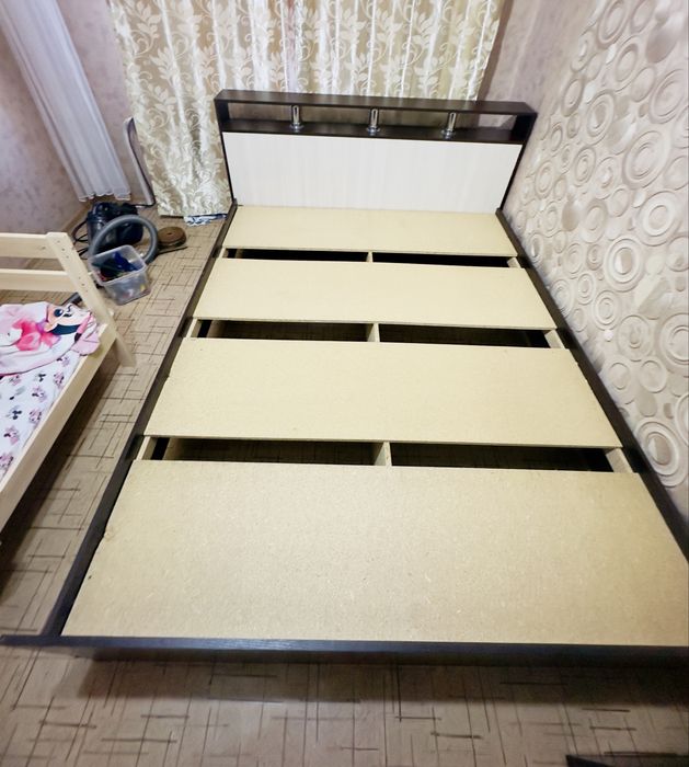 Продается кровать, тумбочки