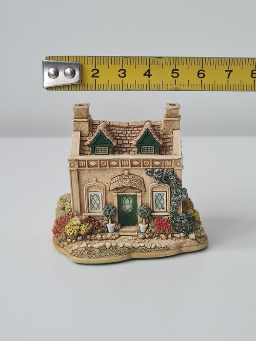 Колекционерска фигурка Lilliput Lane Pineapple Spa