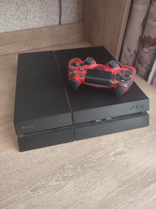 Продам PlayStation 4 Fat в отличном состоянии