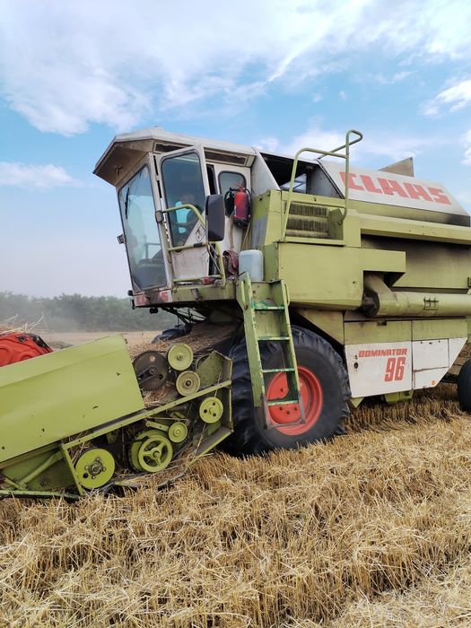 Vând combină claas dominator 96 și cu masă de porumb cu tocător elicopter