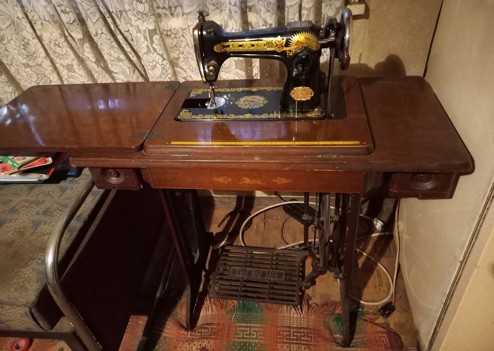 Старинна крачна шевна машина