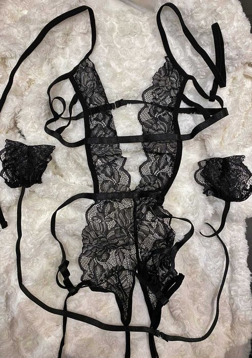 Set body sexy crotchless cu decupaje + catuse din dantela