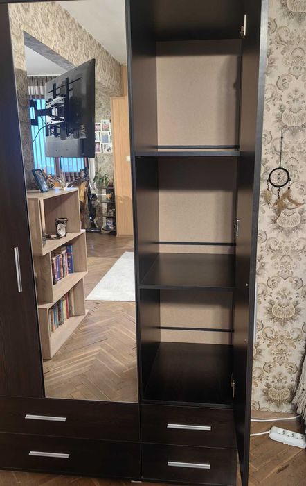 Трикрилен гардероб